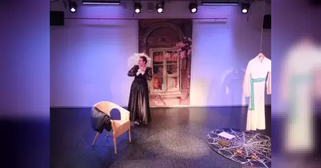 „ROŽINĖ SUKNELĖ SU ŽALIŲ DIRŽU“ N16 (Latvija) | Monospektalių festivalis “Atspindys”